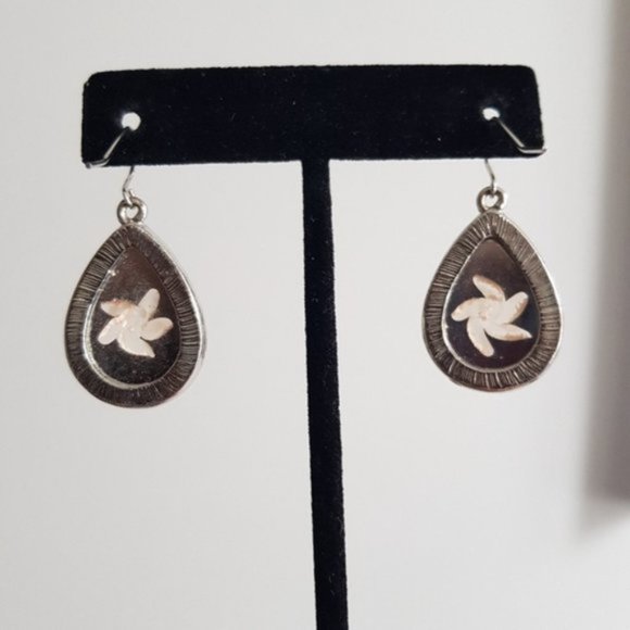 Vintage lucite reverse carved earrings - Picture 5 of 5